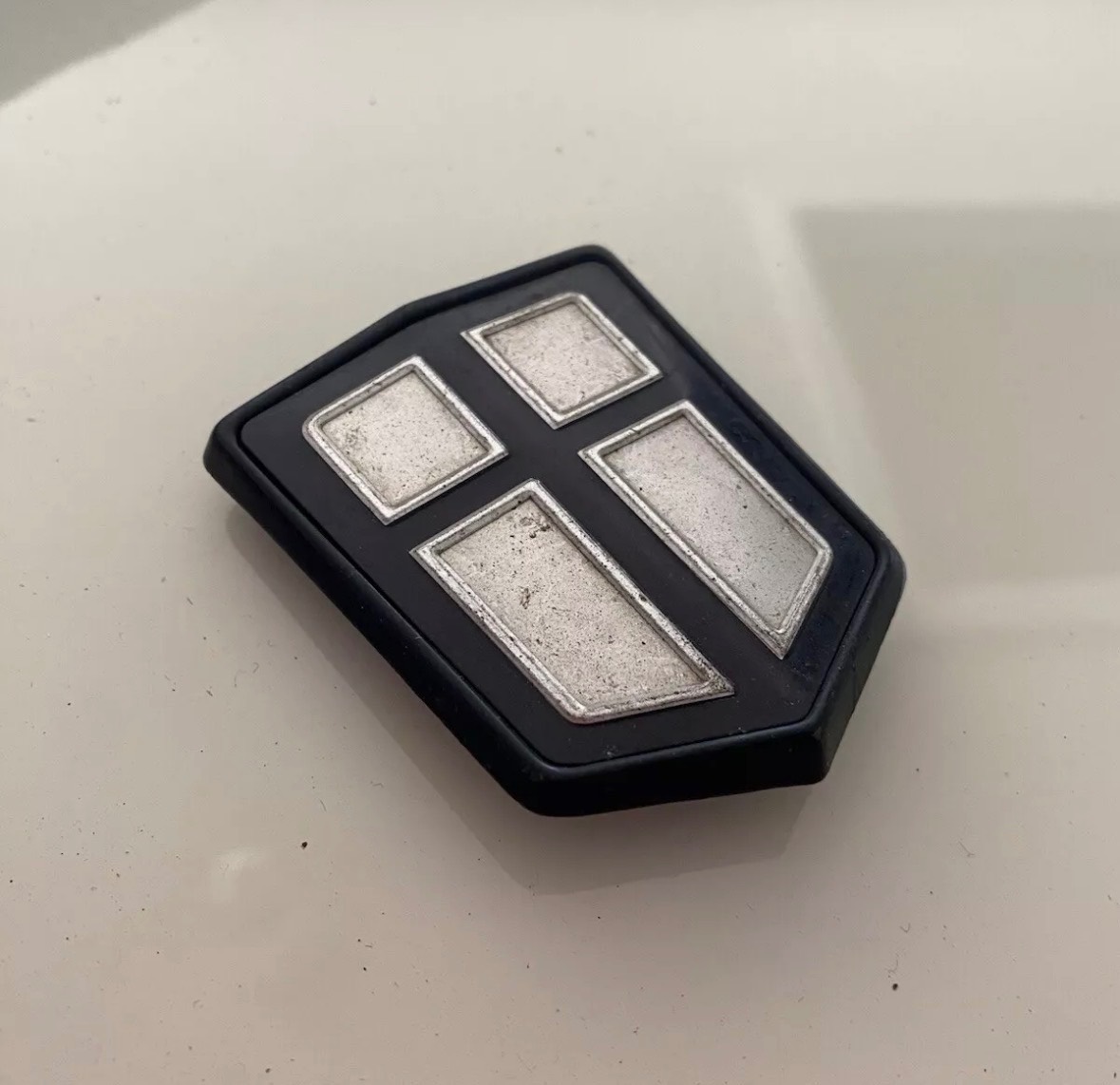 Classic Mini bonnet badge - CZH 4143 - body 1