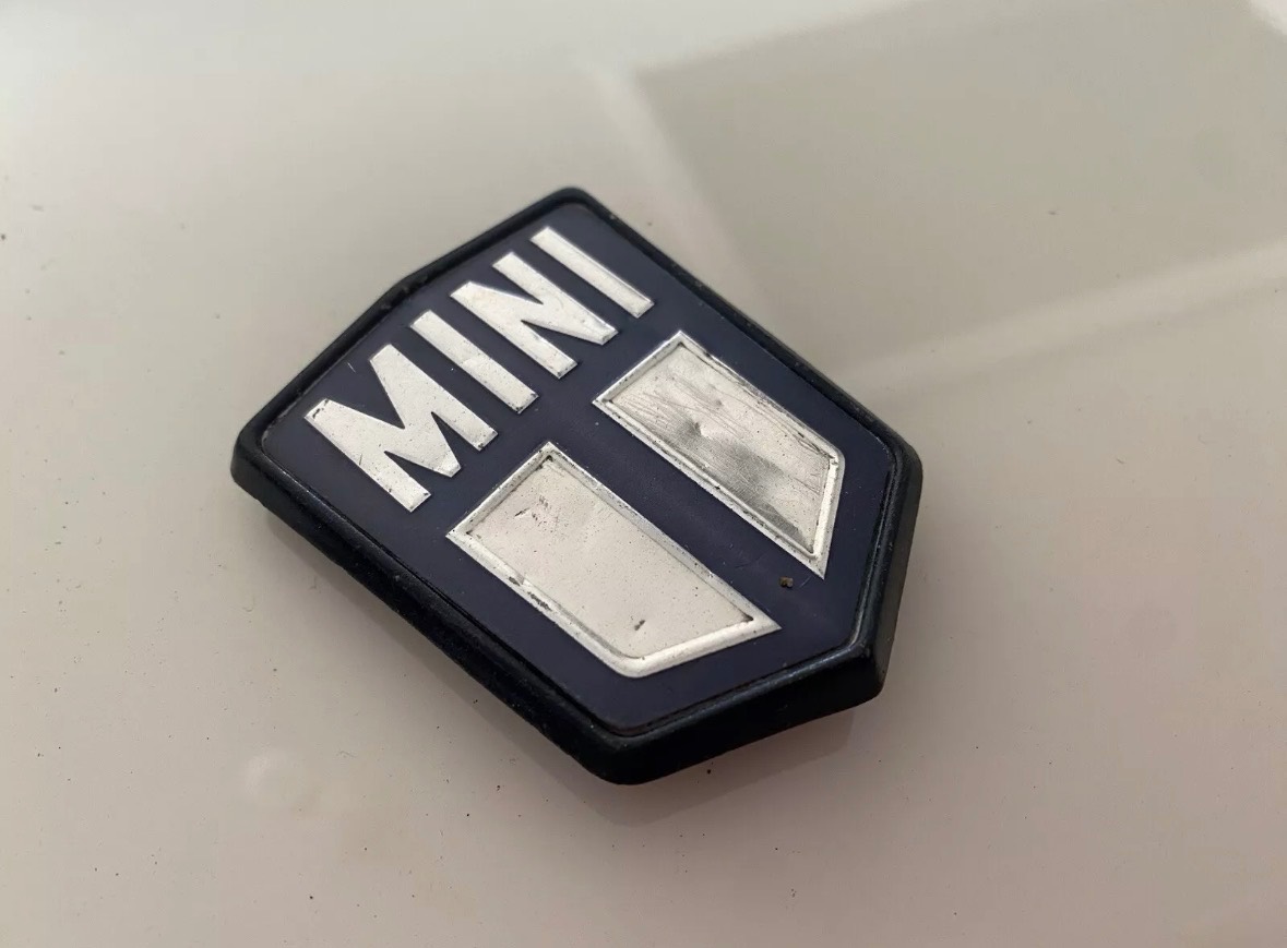 Classic Mini bonnet badge - CZH 4143 - body 1