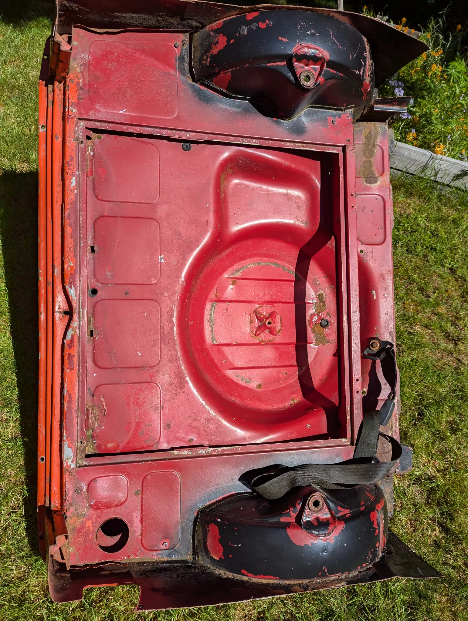 Rear-most lower floor section / spare tire well of a Classic Mini LWB Estate/Traveller/Countryma - body 1